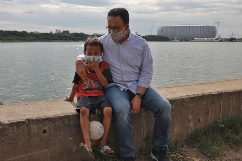 Berebut Foto dengan Anies Baswedan, Seorang Anak Tercebur ke Danau