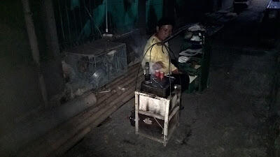 Makanan tradisional yang mulai punah || Jajanan malam Kue putu bambu