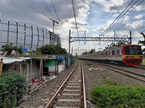 Warga Gusuran JIS Bangun Bedeng Dekat Rel Kereta