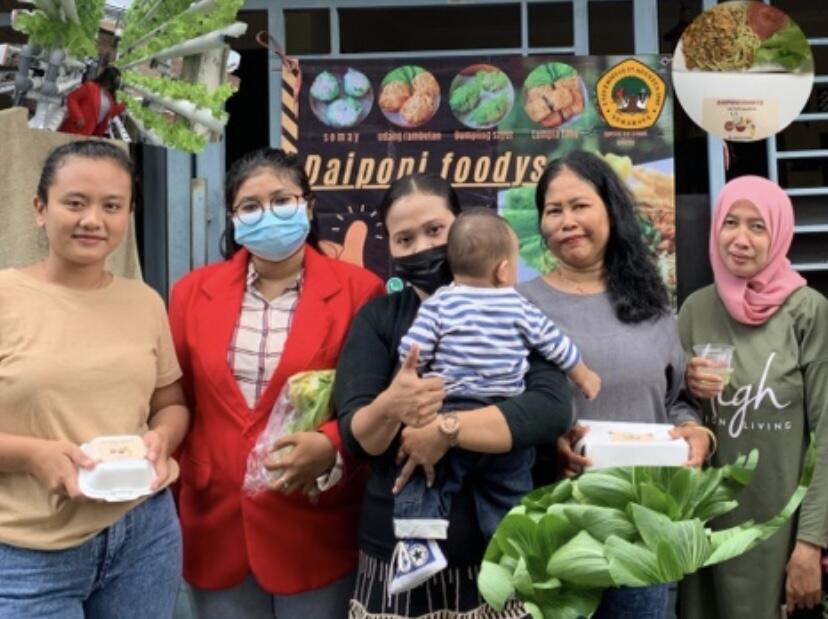Mahasiswa KKN Untag Melakukan pengelolaan Sayur Hidroponik Untuk Pengembangan UMKM