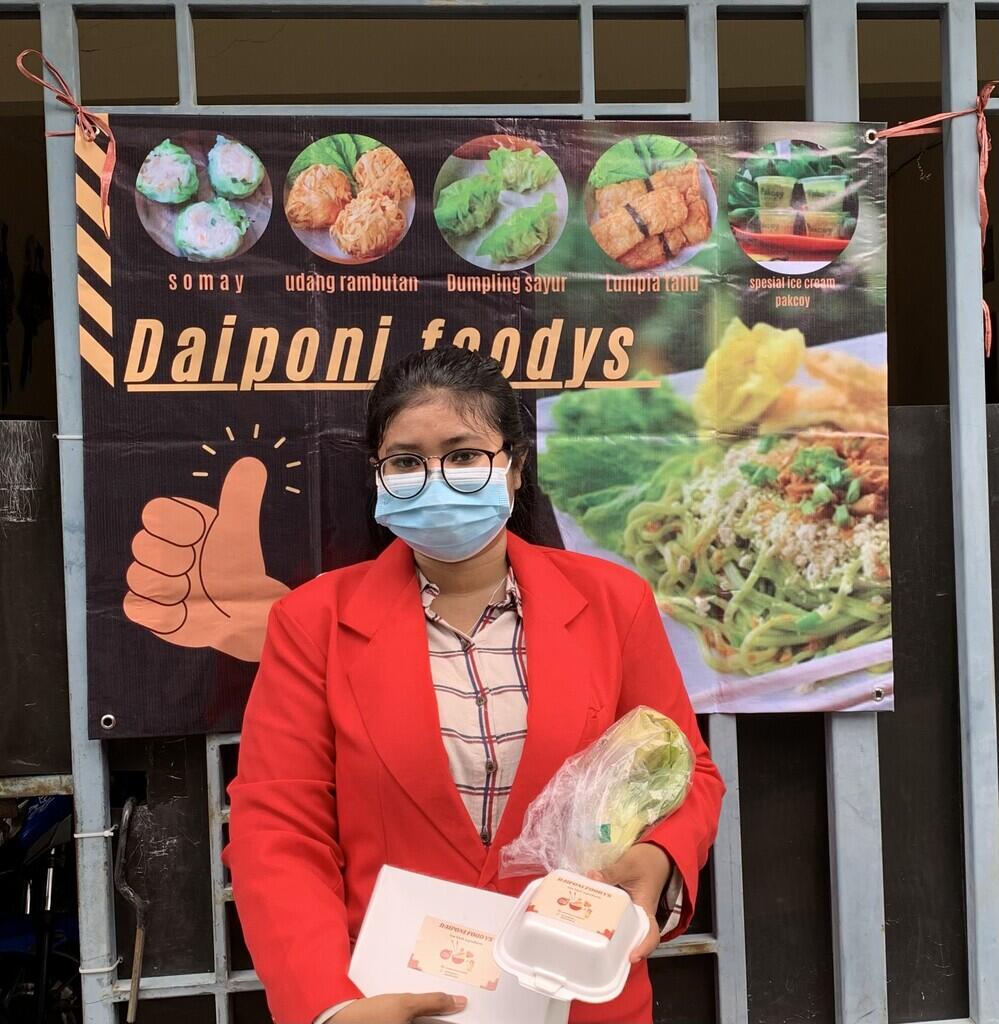 Mahasiswa KKN Untag Melakukan pengelolaan Sayur Hidroponik Untuk Pengembangan UMKM