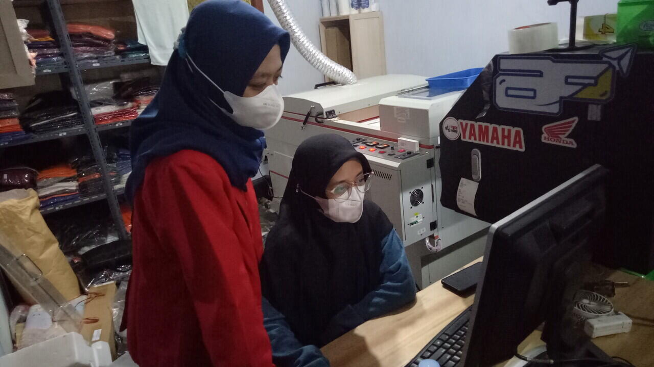Mahasiswa KKN UNTAG Surabaya 2021 Memberikan Pelatihan Teknik Pensablonan DTF