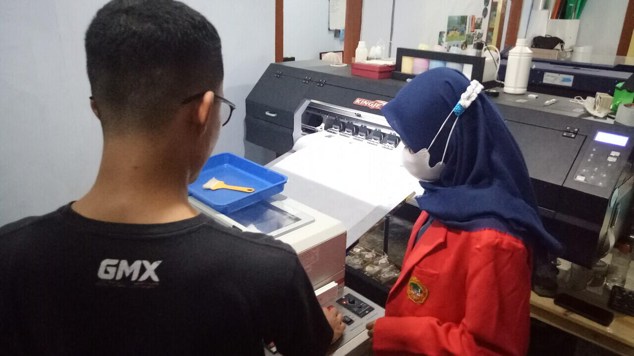 Mahasiswa KKN UNTAG Surabaya 2021 Memberikan Pelatihan Teknik Pensablonan DTF