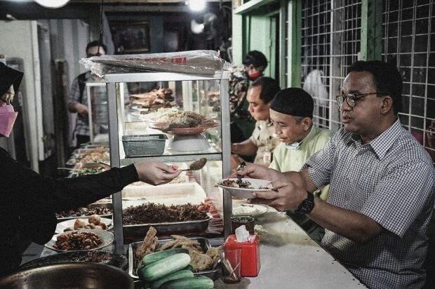 Momen Anies Kembali Makan Siang di Warteg: Tanpa Lengkuas!