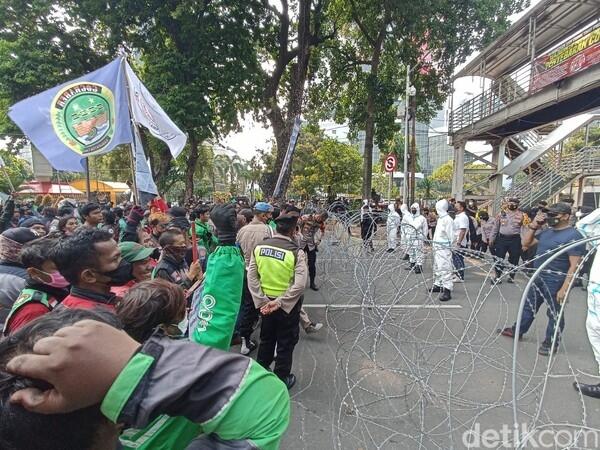 Paksa Bergerak ke Istana, Massa Ojol Dihadang Kawat Duri hingga Polisi Ber-APD