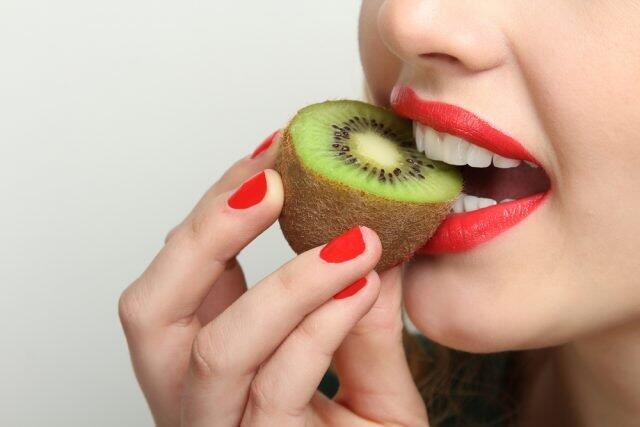 Viral! Makan Buah Kiwi dengan Kulitnya, Apa bisa? Cek Faktanya 