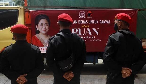 Truk Bergambar Puan Maharani Bawa 100 Ton Beras Bantuan untuk Masyarakat Kalbar