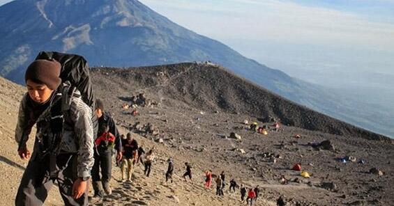 Rata-rata Negara Punya Masalah sama Sampah! Kenapa Gak Dibuang ke Gunung Berapi Aja?