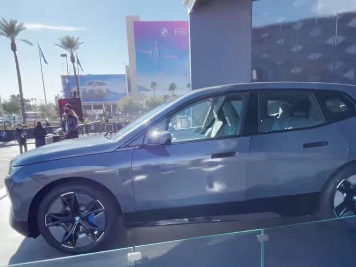 Keren, Mobil BMW Ini Bisa Berubah Warna dalam Waktu Sekejap
