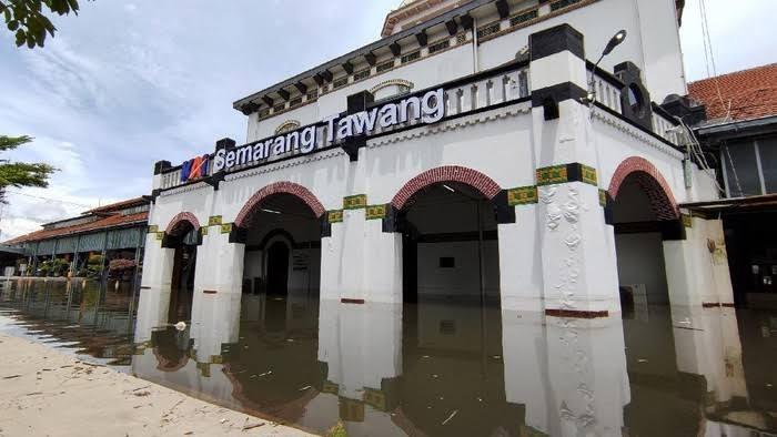Genangan Banjir Masih Tinggi, Gubernur: Optimalkan Penyedotan di Kaligawe
