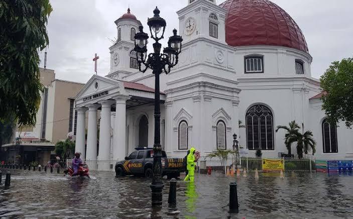 Genangan Banjir Masih Tinggi, Gubernur: Optimalkan Penyedotan di Kaligawe