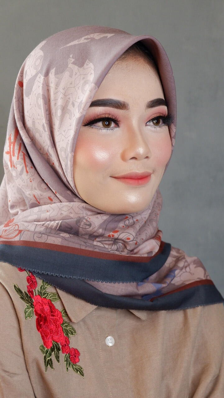 Tebak makeup wisuda or makeup pengantin?