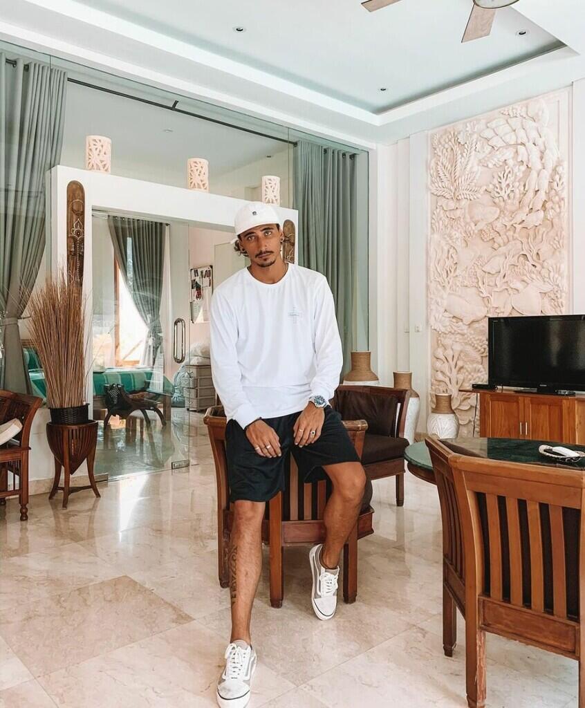 Inspirasi OOTD Vincent Verhaag, Tetap Modis Walau Pakai T-shirt