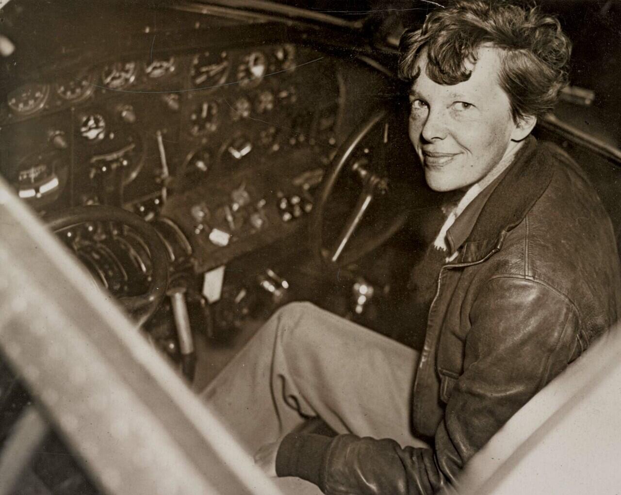 Melacak Jejak Hilangnya Amelia Earhart