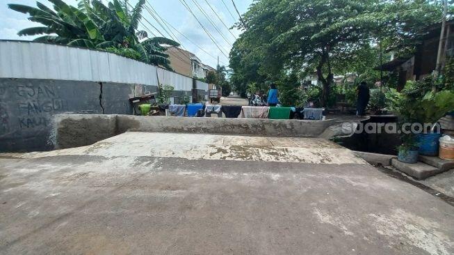 Protes Tak Dapat Solusi Banjir dari Pemprov DKI, Warga Beton Jalanan jadi Tanggul