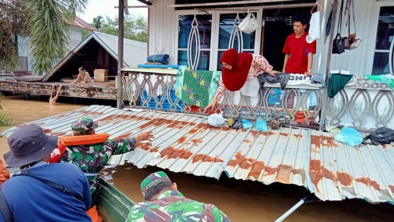 Banjir di Pengaron Banjar, Warga Dievakuasi dari Atap Rumah