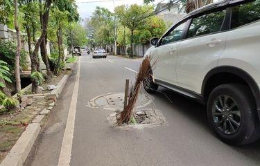 Tutup Bak Kontrol Sumur Resapan di Jalan Intan Cilandak Jebol