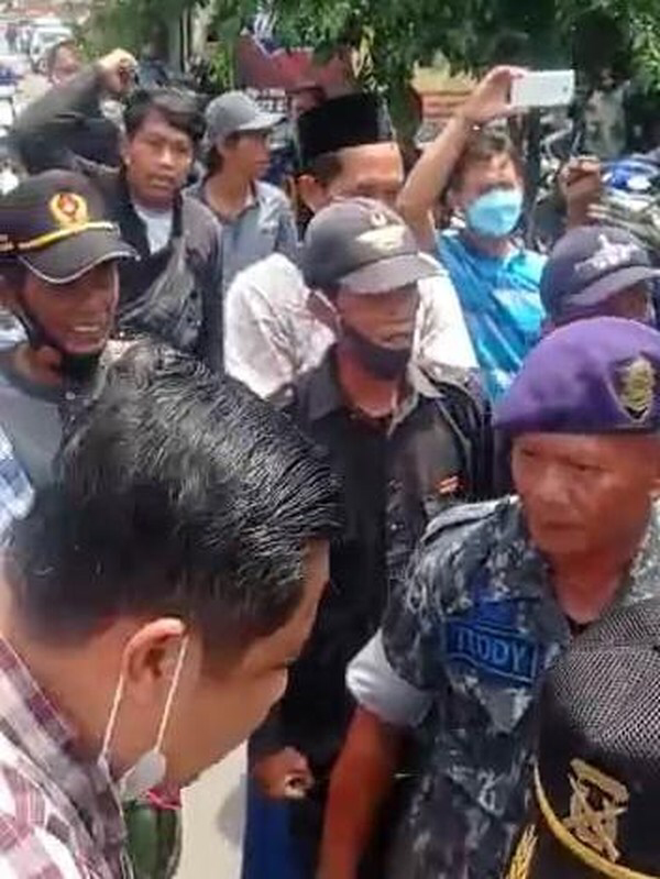 Beredar Video Polisi Dihalau Massa dari Anak Kiai Jombang Tersangka Pencabulan