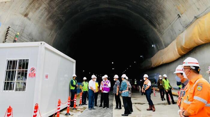 Jokowi Akui Proyek Kereta Cepat Jakarta-Bandung BERMASALAH