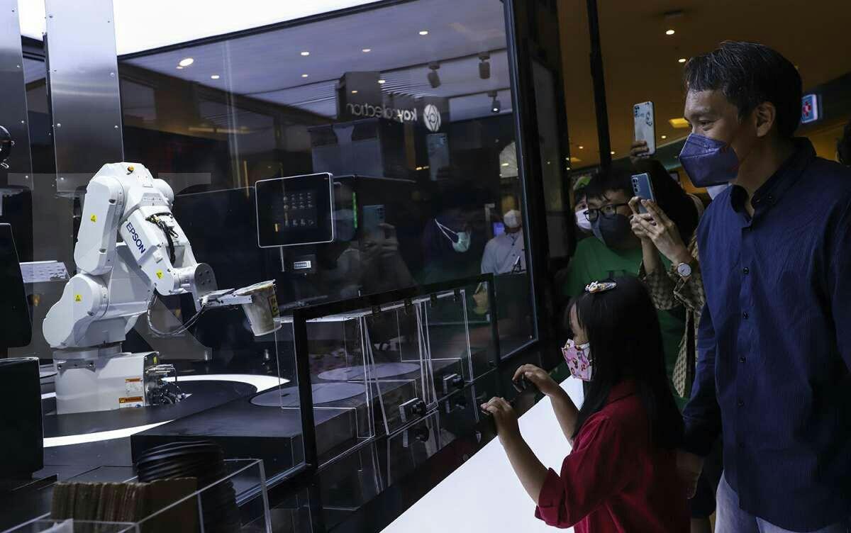Luncurkan Teknologi Canggih, Family Mart hadirkan Booth Robot Barista di Jakarta