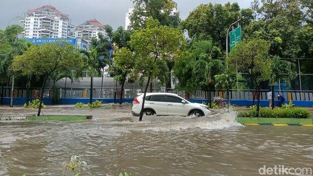 Usai Hujan Deras, Tanjung Duren Jakbar Banjir 60 Cm!