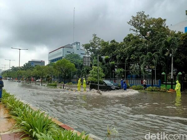 Usai Hujan Deras, Tanjung Duren Jakbar Banjir 60 Cm!