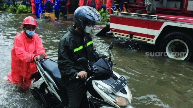 Banjir Jakarta 18 Januari 2022: 47 RT dari 8 Kelurahan Kebanjiran, 57 Orang Mengungsi