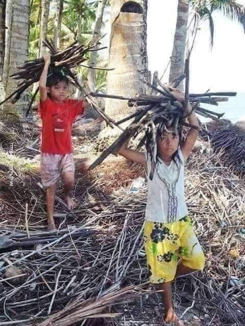 Kok Tega, Orang Tua Memeras Tenaga Anaknya yang Masih Kecil