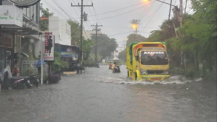 Solo Diguyur Hujan Lebat, Sejumlah Ruas Jalan TERGENANG