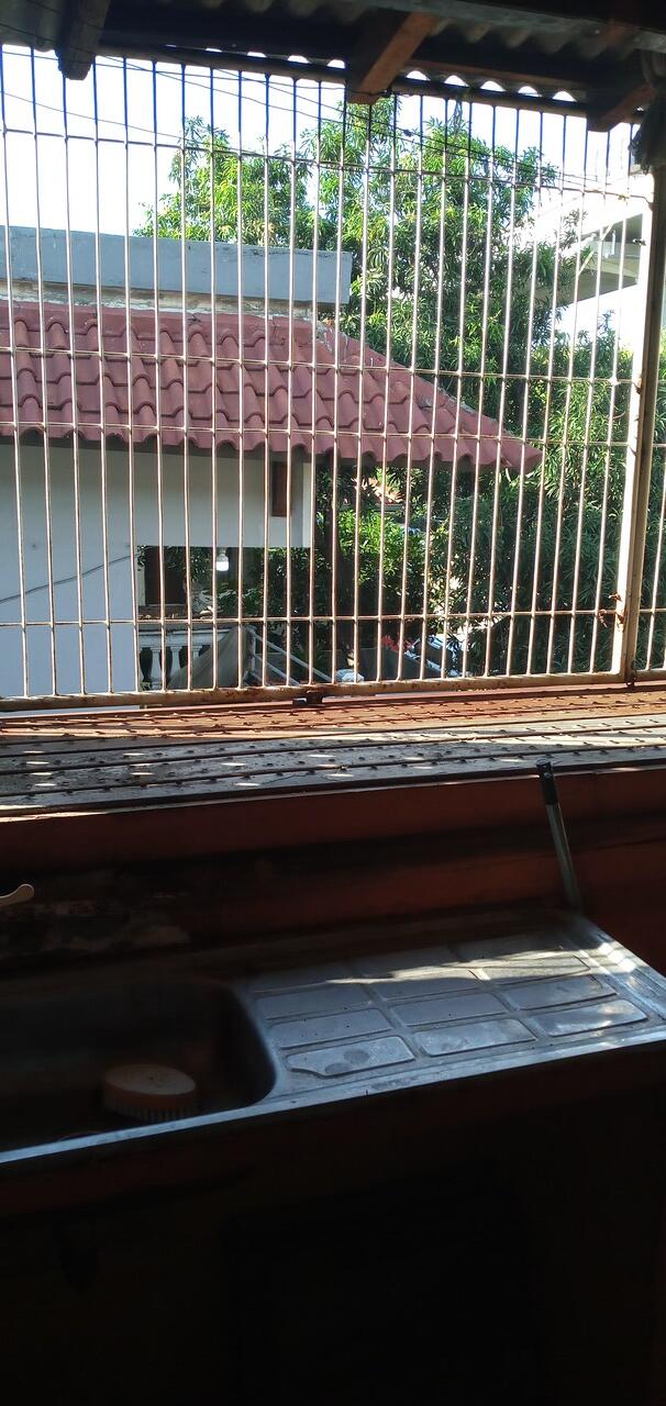 Kostan 3 Lantai Yang Penuh &quot;Kejutan&quot;