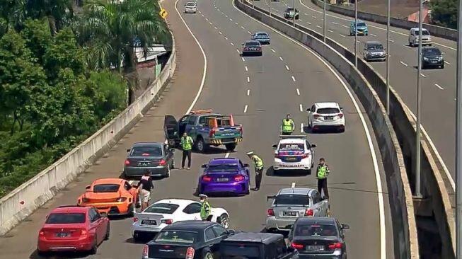 Polisi Tertibkan Rombongan Mobil Sport yang Bikin Macet Tol Andara