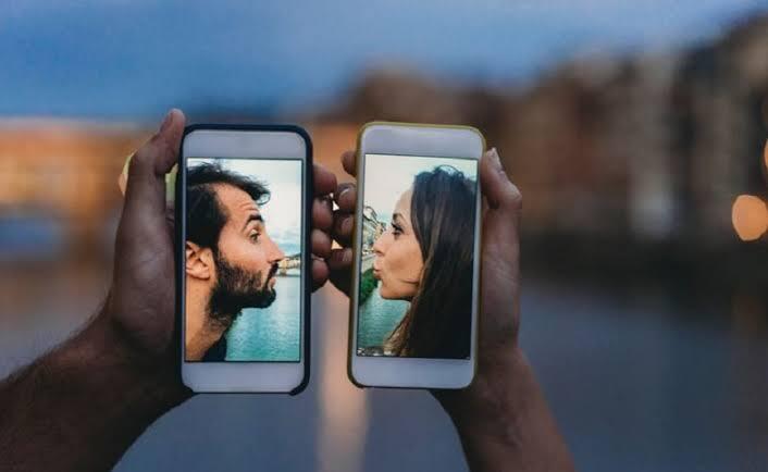 Cinta Berawal dari Media Sosial! Apakah Boleh?