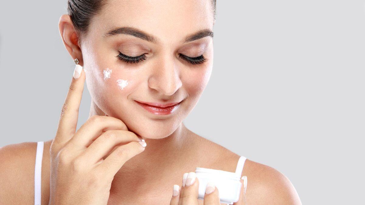 Takut Pakai Produk Skincare Baru? Ini Tipsnya