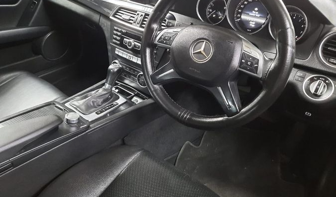 Kepincut Meminang Mercedes-Benz Eks Taksi? Perhatikan Bagian-bagian Ini