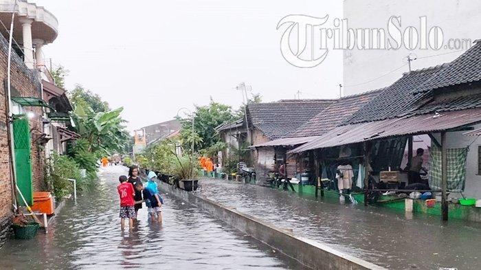 Solo Dikepung Banjir, walkot Gibran Cari Solusi, Sebut Banjir Kiriman dari Boyolali