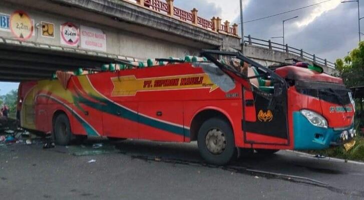 Bus Sipirok Nauli Hantam Fly Over Padang Panjang