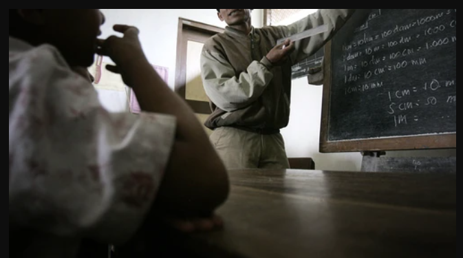 Gaji Ditunggak 24 tahun, Guru Honorer yang Bakar Sekolah Diberi Kompensasi Rp6 Juta