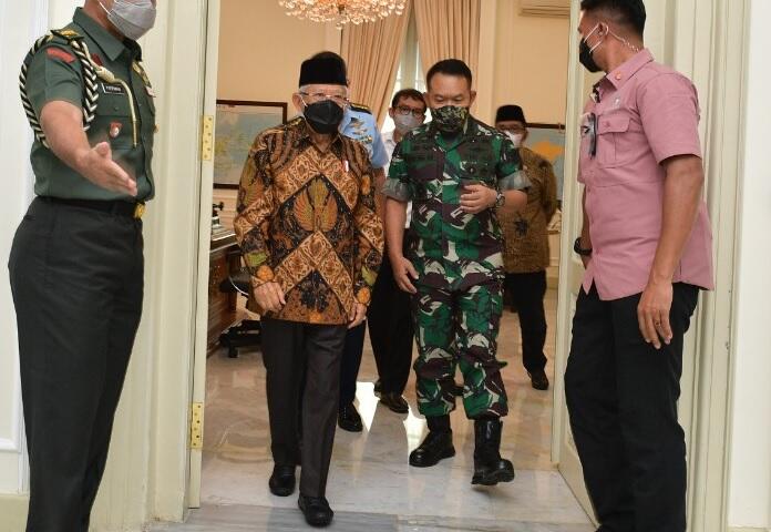 Patriotisme Tentara Dibredel Gerombolan Peci Bersarung