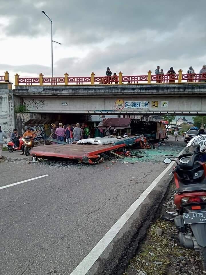 Bus Tabrak Flyover Hingg Atap Copot! Kok Bisa?