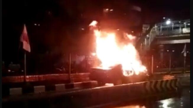 Pria-Wanita Tewas Terbakar, Ada Suara Teriakan Minta Tolong usai Sedan Camry Hantam