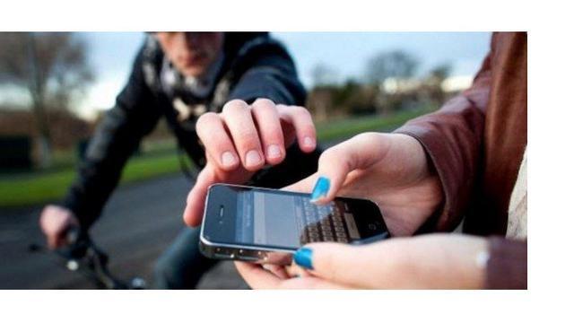 STOP Main Handphone di Jalanan, Waspadai Bahaya yang Mengancam Keselamatan