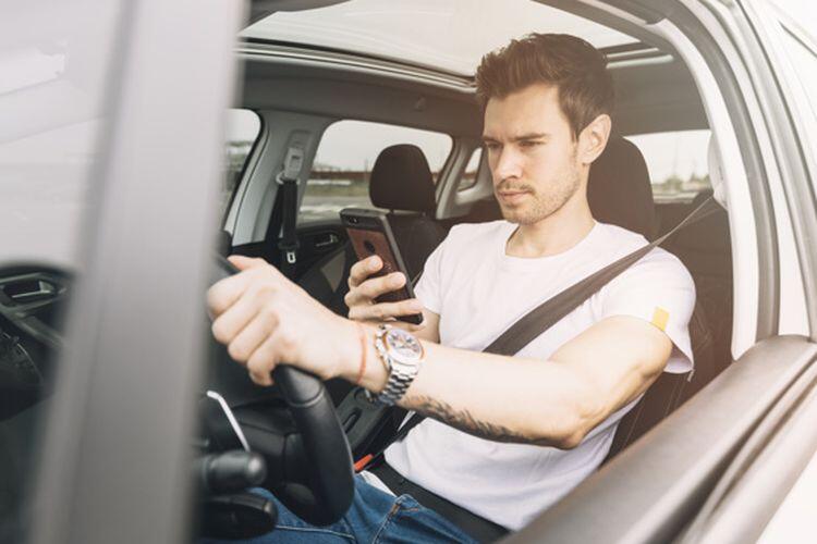 STOP Main Handphone di Jalanan, Waspadai Bahaya yang Mengancam Keselamatan