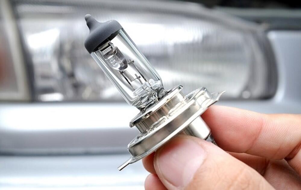 Wah, Ini Nih 4 Penyebab Lampu Jauh Mobil Tidak Menyala