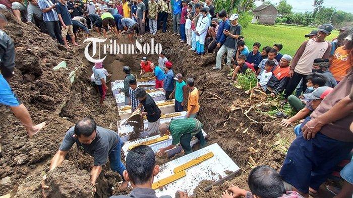 Tragedi Kecelakaan Bus Maut Imogiri, 2 Keluarga Dimakamkan Satu Liang Lahat