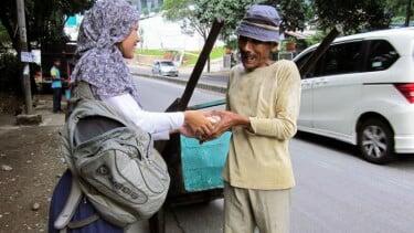 Wanita Selalu Bersedekah Itu Menandakan Ciri Wanita Berjiwa Mulia