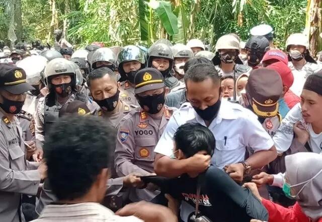 Polisi Kepung Desa hingga Tangkapi Warga Wadas , Ganjar Harus Bertanggungjawab!