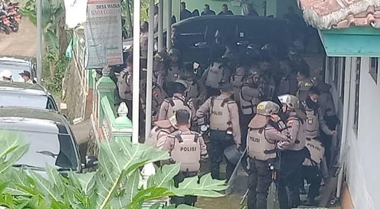 Polisi Kepung Desa hingga Tangkapi Warga Wadas , Ganjar Harus Bertanggungjawab!