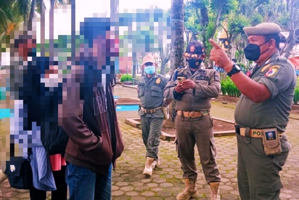 Indehoi di Alun-alun Jember, Dua Pasangan Sejoli Diamankan Satpol PP