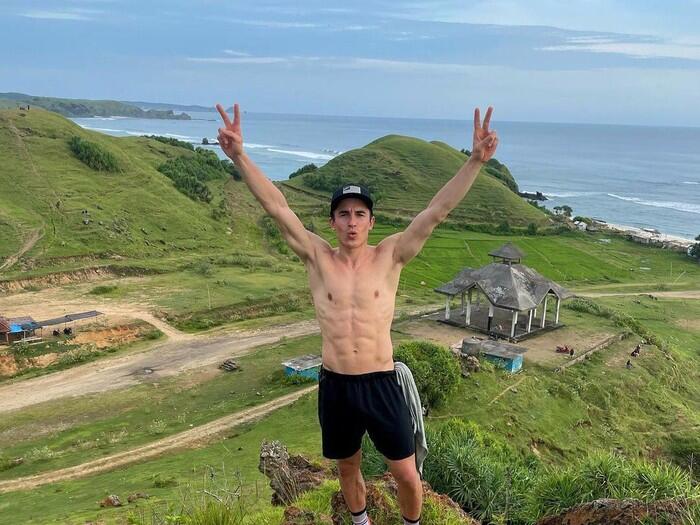 Marc Marquez Pamer Sixpack dengan Latar Panorama Indah Mandalika 