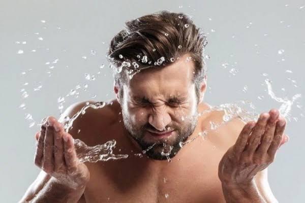 Kulit Berminyak dan Berjerawat? Ini 10 Rekomendasi Sabun Wajah yang Bagus untuk Pria